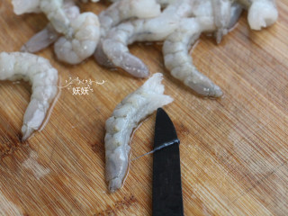 奥尔良日式凤尾虾,用刀子在虾仁腹部划一刀，取下腹部的黑线。