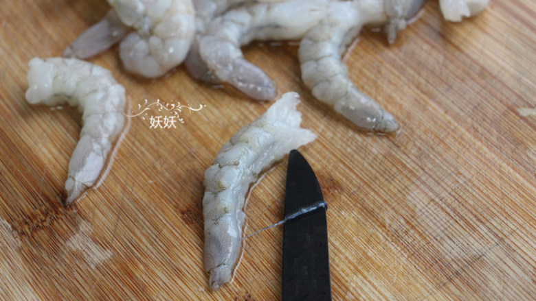 奥尔良日式凤尾虾,用刀子在虾仁腹部划一刀，取下腹部的黑线。