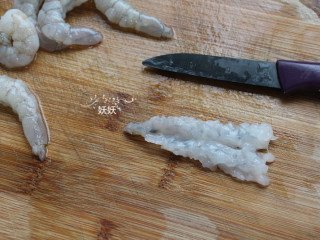 奥尔良日式凤尾虾,然后纵向剖开，不要切断。