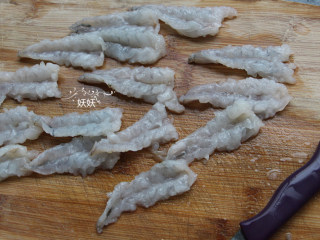 奥尔良日式凤尾虾,依次把所有的虾仁都处理好。 