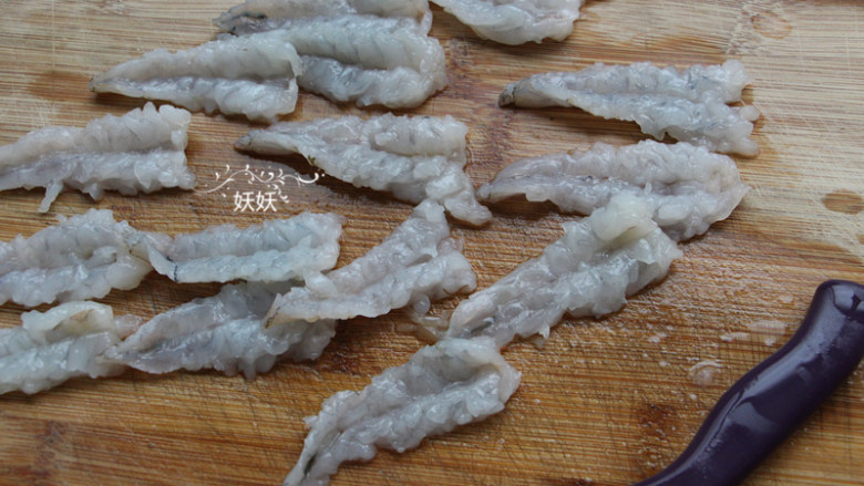 奥尔良日式凤尾虾,依次把所有的虾仁都处理好。 