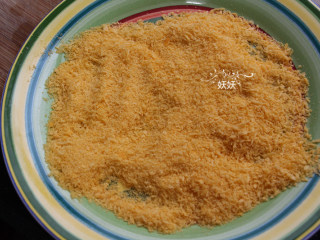 奥尔良日式凤尾虾,面包糠选黄金面包糠颜色会更漂亮，面包糠可以提前擀碎一下。