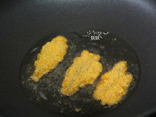 奥尔良日式凤尾虾,油锅烧热，中小火，将虾仁煎至两面金黄。