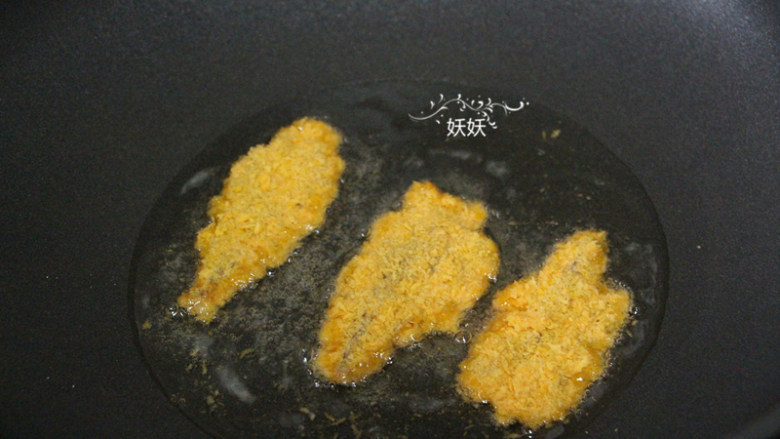 奥尔良日式凤尾虾,油锅烧热，中小火，将虾仁煎至两面金黄。