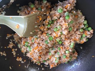烧卖（猪肉香菇糯米馅）,最后加入胡萝卜碎和青豆，尝一点不咸可以再少放点盐