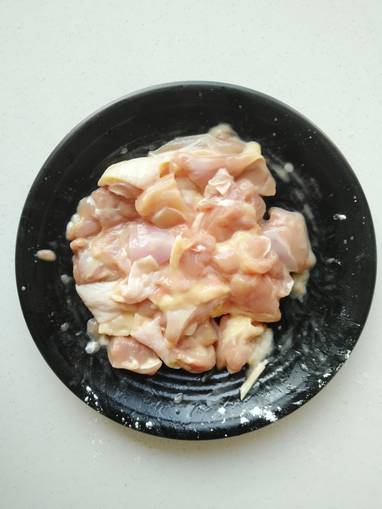 鹰嘴咖喱鸡,放入淀粉继续抓拌均匀，腌制5分钟。