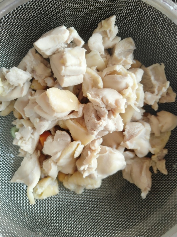 鹰嘴咖喱鸡,去掉多余油脂，撇去表面浮沫，捞出沥干水分备用。