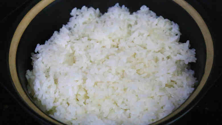 沙茶肥牛饭,米饭放入小砂锅中。