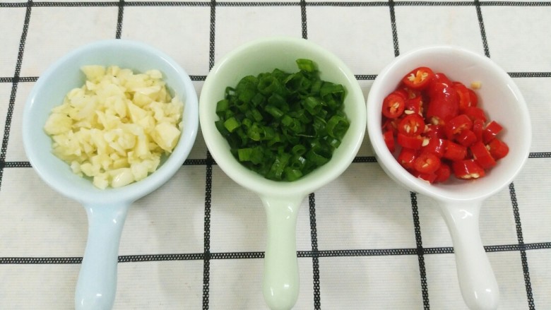 夏天最喜欢吃的蒜香秋葵,蒜洗净切末，小米辣椒洗净切末，葱洗净切末。