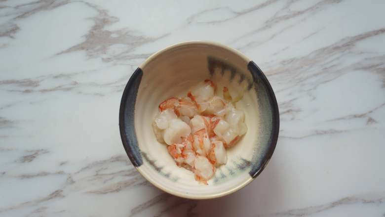 咸蛋虾仁豆腐煲,红虾剥出虾仁，去掉虾线，切小段