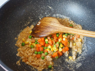 咸蛋虾仁豆腐煲,加入杂菜炒匀