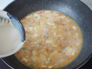 咸蛋虾仁豆腐煲,最后淋入适量淀粉水勾芡