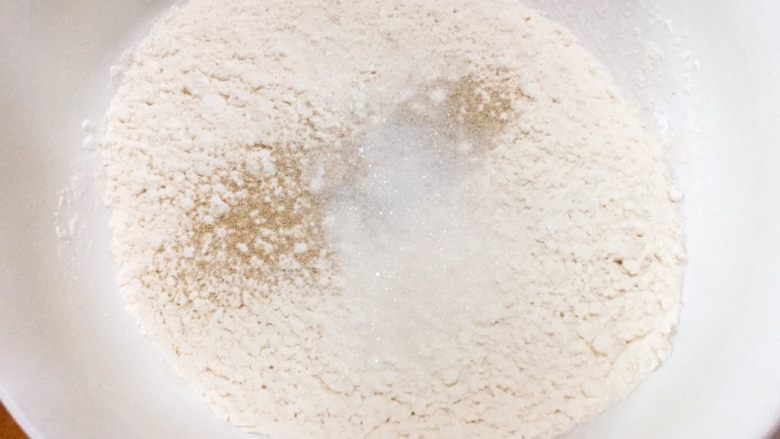 早餐+刀切三色馒头,现在我们弄白色面团，将发酵粉白糖直接加入面粉里
