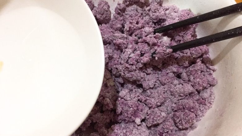 早餐+刀切三色馒头,紫薯比较干所以还要再加点水