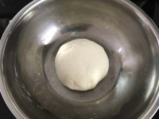 青瓜酱荷叶饼,和成软硬合适，光滑的，不粘手的面团后放温暖处进行发酵。