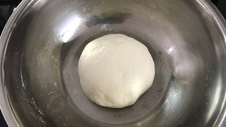 青瓜酱荷叶饼,和成软硬合适，光滑的，不粘手的面团后放温暖处进行发酵。