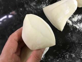 青瓜酱荷叶饼,面团戳洞不回缩不塌陷发酵完成，排气后把面团揉至切面没有大的气孔。