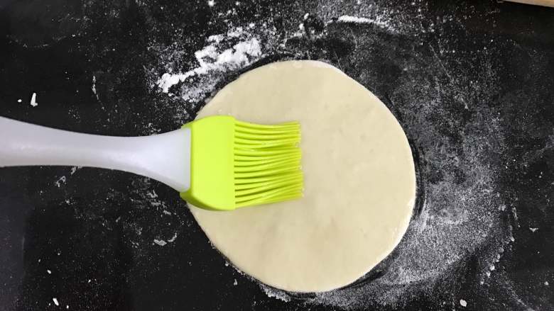青瓜酱荷叶饼,取一个小剂子滚圆后擀成圆面片后一面刷上油。