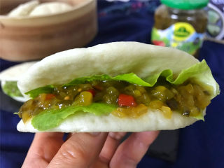 青瓜酱荷叶饼,有中式汉堡之称的荷叶饼，想夹什么就可以夹什么。
