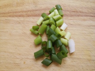 羊肉酸菜砂锅,再切点葱花。