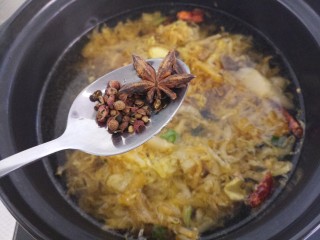 羊肉酸菜砂锅,再放入花椒和八角。