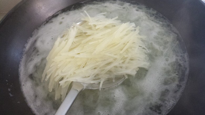 凉拌青椒土豆丝,然后把土豆丝放在水里焯一下，焯两分钟左右就可以捞出来。