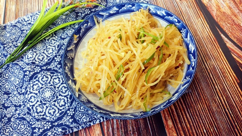 凉拌青椒土豆丝,装盘吃吧，脆爽解暑的好菜。