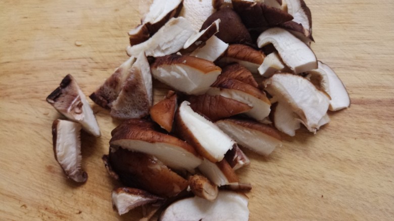 自制麻辣香锅,香菇切成块儿。