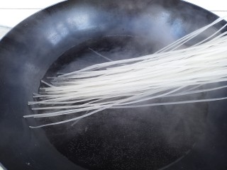 芹菜炒粉条,然后锅里烧水，开始煮粉条。