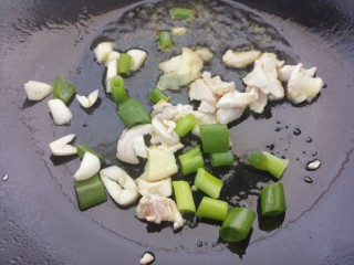 芹菜炒粉条,然后加入葱姜蒜。