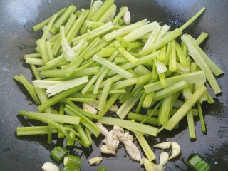 芹菜炒粉条,把葱姜蒜炒香，然后再加入芹菜。