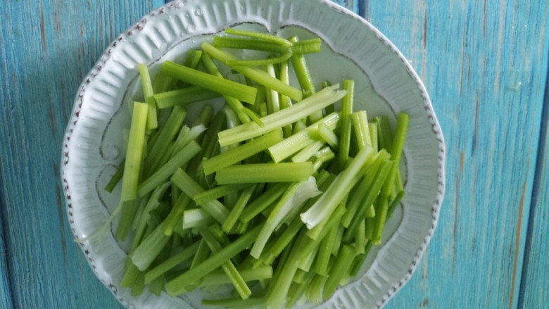 芹菜炒粉条,把芹菜切成条状。