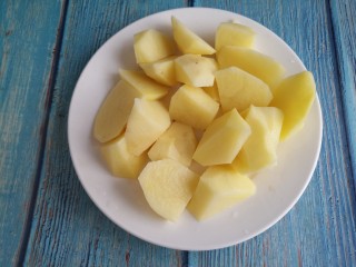 豆角土豆炖排骨,然后把土豆洗干净，切成块。