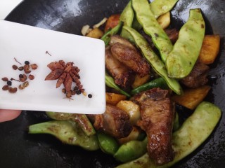 豆角土豆炖排骨,继续翻炒，再加入八角和花椒。