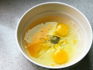 快手营养早餐15,鸡蛋打碗里，加入凉开水，鸡蛋和凉开水的比例1：1；