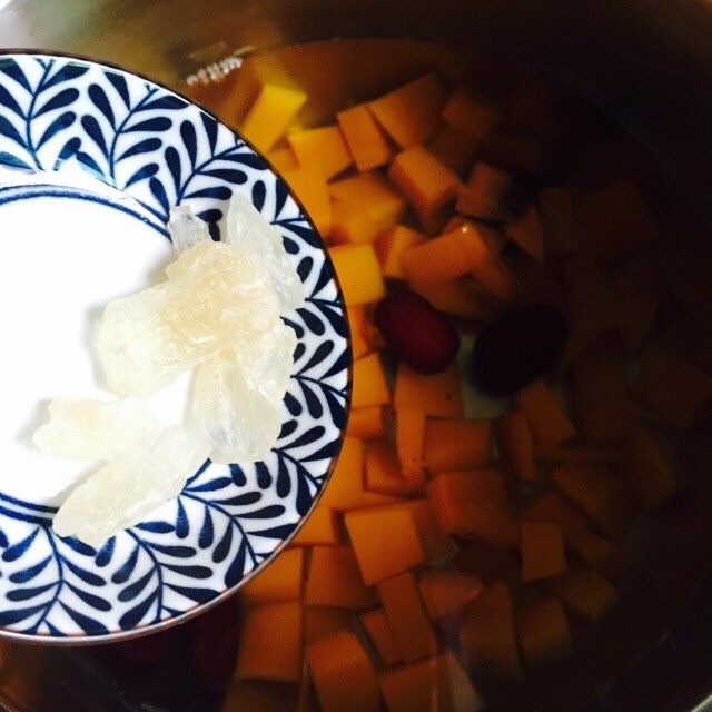 红枣南瓜汤,放入黄冰糖搅拌至完全融化