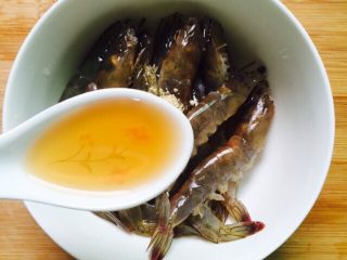 咸蛋黄焗大虾,一勺料酒