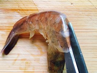 咸蛋黄焗大虾,再用剪刀沿着虾背剪开到尾部