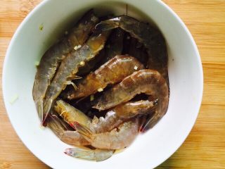 咸蛋黄焗大虾,搅拌均匀腌制20分钟