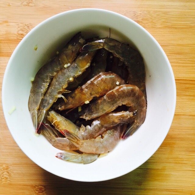 咸蛋黄焗大虾,搅拌均匀腌制20分钟