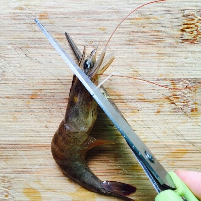 咸蛋黄焗大虾,将虾冲洗一下，用厨房剪刀剪去虾头的1/3，（虾头保留的多一点可以煎出虾油）剪掉虾须