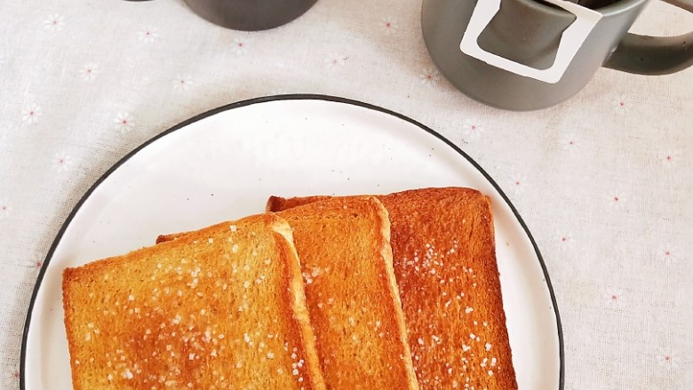 10分钟快手早餐黄油土司片,配上咖啡或茶就是个很精致的早餐啦