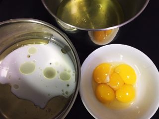 椰香蓝莓蛋糕,鸡蛋分离出蛋白和蛋黄，玉米油和椰奶汁混合，加入盐和细砂糖15克。