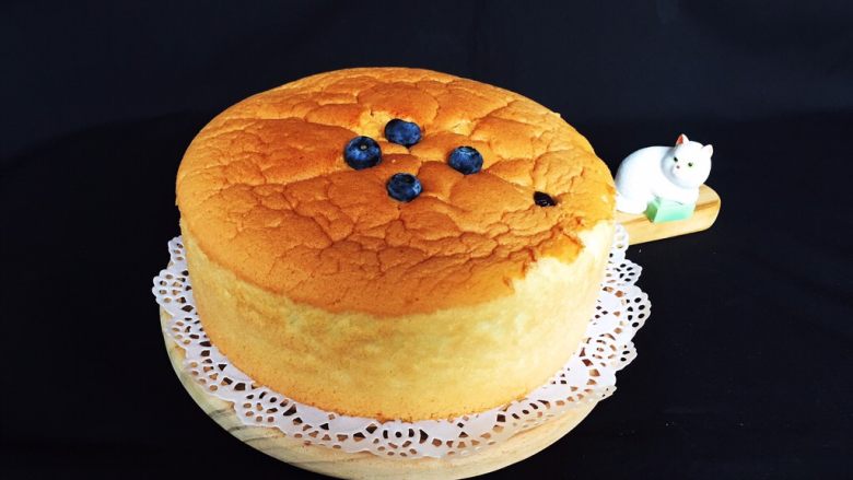 椰香蓝莓蛋糕,脱模后的蛋糕是不是很漂亮，正面不瘫陷，不回缩。