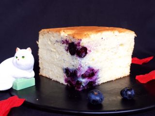 椰香蓝莓蛋糕,切开看，蛋糕松松软软的，蓝莓爆浆溶解于蛋糕中，吃一口真是享受。