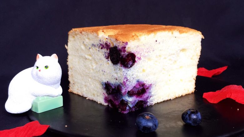 椰香蓝莓蛋糕,切开看，蛋糕松松软软的，蓝莓爆浆溶解于蛋糕中，吃一口真是享受。