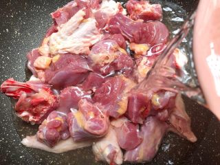 仔姜烧鸭,鸭肉洗净放入锅里，倒入冷水，大火煮出血沫，水位盖过鸭肉即可