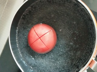#宝宝辅食#番茄肉沫茭白,放在沸水里，去皮