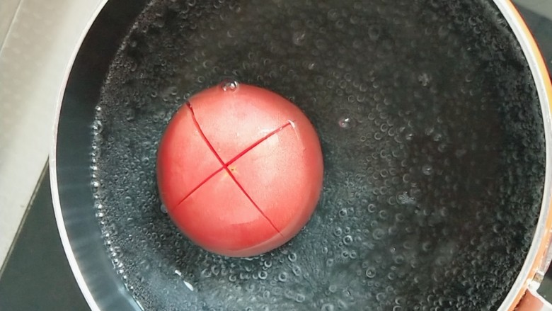 #宝宝辅食#番茄肉沫茭白,放在沸水里，去皮