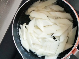 #宝宝辅食#番茄肉沫茭白,放在水里煮5分钟